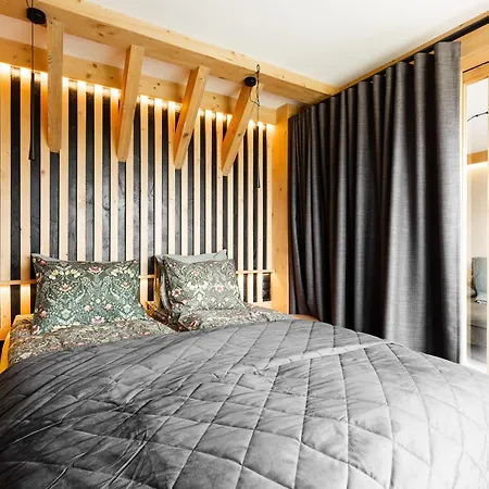 Mountain Base - Milton Bachledzki Wierch 3 *