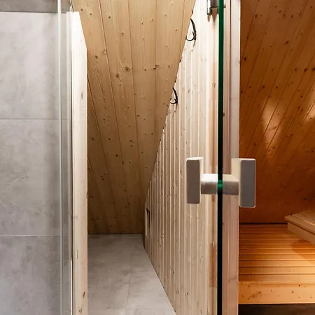 Mountain Base - Milton Bachledzki Wierch 3 *